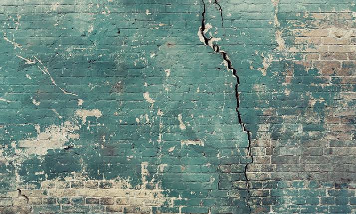 BİR HAPİSHANE DUVARI